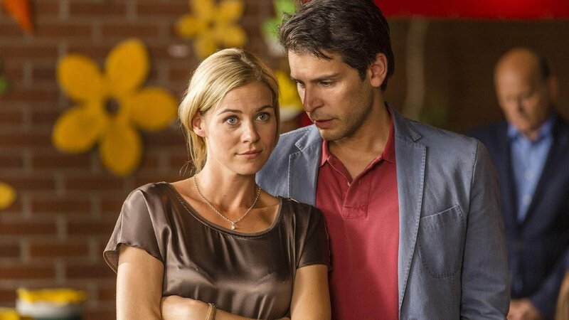 Karin (Jessica Ginkel) und Christoph Neumann (Florian M. Odendahl) kommen sich auf den Schulfest wieder näher. – Bild: TVNOW /​ Frank Dicks