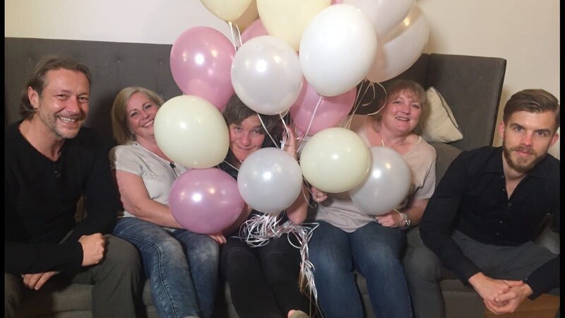 V.l.: Thomas „Tom“, Nicole, Gastgeberin Uta, Arlette und Kolja – Bild: MG RTL D /​ ITV Studios