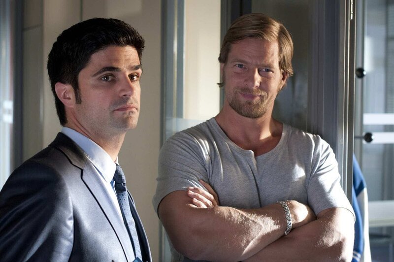 On left: Andreas Kringge (Maximilian Grill) and on right Michael „Mick“ Brisgau (Henning Baum). – Bild: SAT.1 /​ Martin Rottenkolber