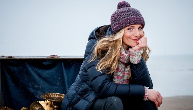 Tanja Wedhorn als Katharina Reiff mit dem Schatz des Wikingerfürsten Godefrid – Bild: ARD Degeto/​Gordon Muehle