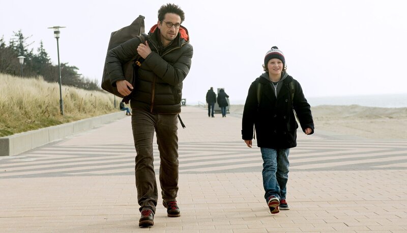 Jens Jeschen (Olifer Mommsen) und Thies’ Sohn Niklas (Lui Eckhardt) lernen sich kennen. – Bild: NDR/​Degeto/​Gordon Muehle