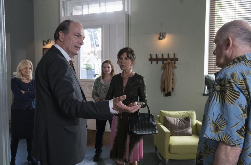 (v.l.n.r.) Isabel von Brede (Sabine Postel); Markus Gellert (Herbert Knaup); Gudrun Wohlers (Katrin Pollitt); Lydia Zumholt (Marion Martienzen); Hubertus Dehling (Hanns Zischler) – Bild: Degeto Film GmbH/​ Vertrieb OneGate Media GmbH
