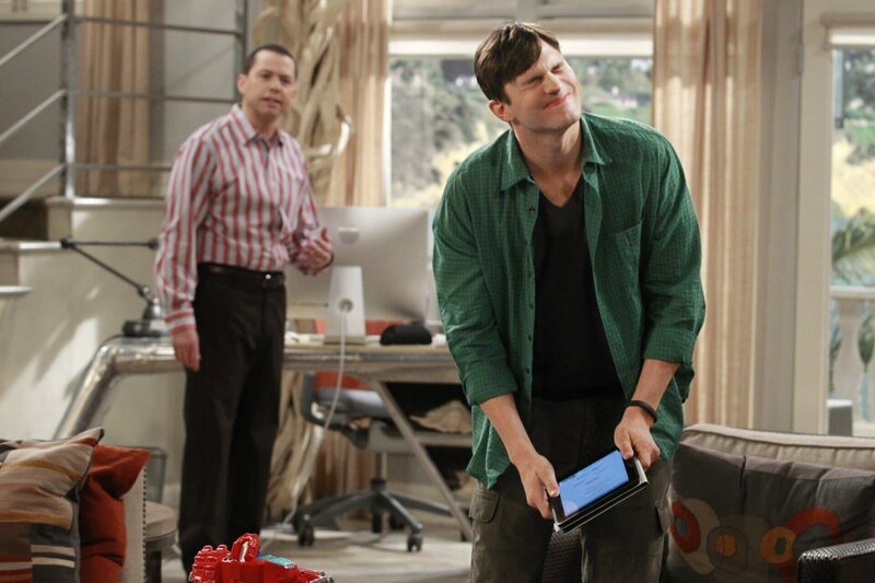 Haben eine ganz besondere Freundschaft: Alan (Jon Cryer, l.) und Walden (Ashton Kutcher, r.) … – Bild: Warner Brothers Entertainment Inc. Lizenzbild frei