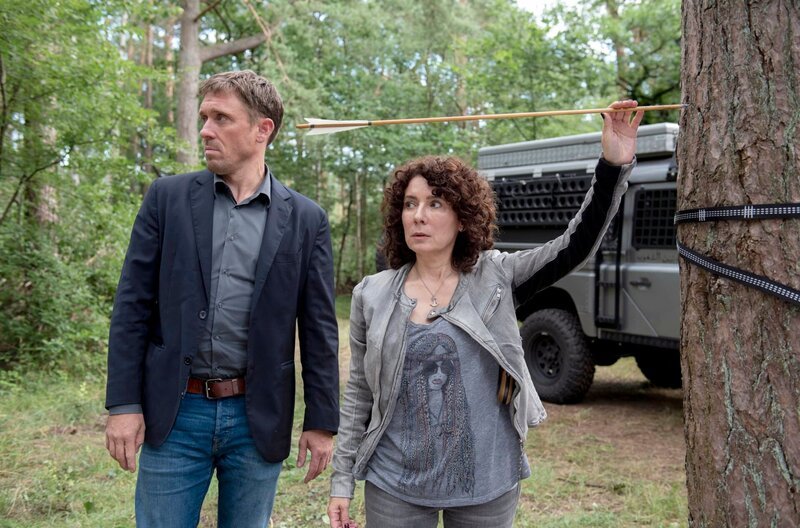 Ein Pfeil hat Piet Wellbrook (Peter Fieseler, l.) und Harry Möller (Maria Ketikidou, r.) nur um Haaresbreite verfehlt. – Bild: ARD/​Thorsten Jander