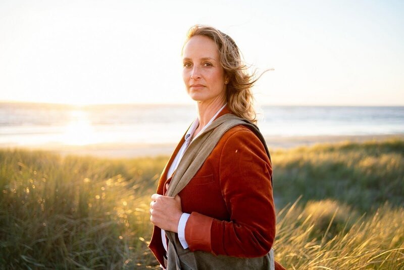 Antonia (Lara Joy Körner) strandet auf Langeoog, weil ihr Vater abtaucht, anstelle die erforderliche Unterschrift zu leisten. Eine zornige Wartezeit beginnt. Aber die Insel, Herberts Lebensgefährtin Levke, der charmante Gastronom Tjärk und der traumatisierte Zuchthengst Paco bringen Antonia dazu, ihren Blick auf ihr Leben massiv zu verändern. – Bild: ZDF und Georges Pauly