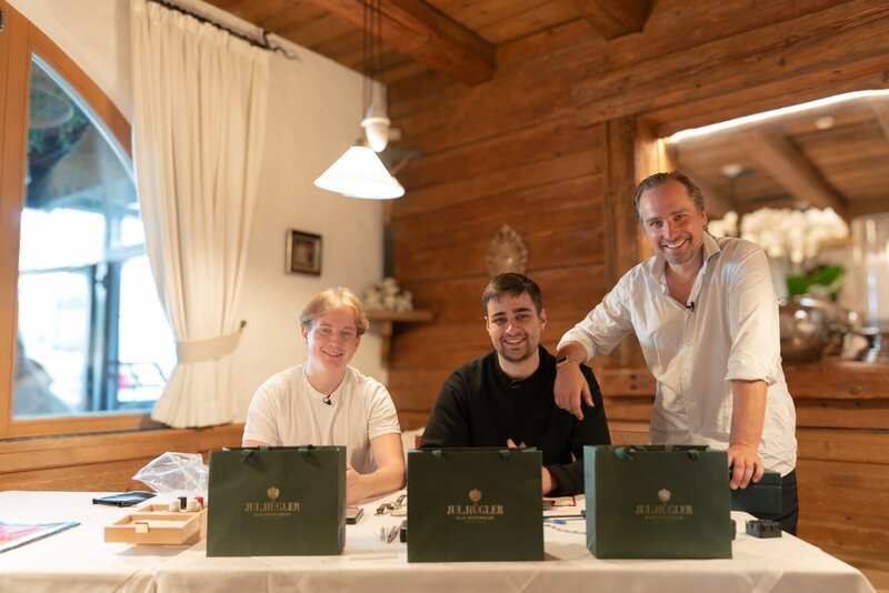 Leo Schreier, Bela Balzsay und Franziskus Kriegs-Au (r.) posieren für ein Foto – Bild: ServusTV /​ Martin Albler