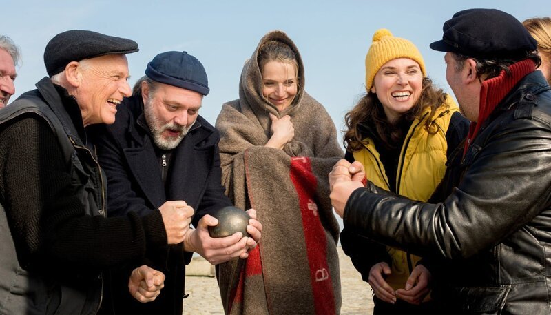 Die Insulaner haben ihre Boßelkugel wieder! Von links nach rechts: Helge (Dietrich Hollinderbäumer), Thies (Jan-Gregor Kremp), Katharina (Tatjana Wedhorn), Jonna (Karin Hanczewski) und Malte (Frank Auerbach). – Bild: ARD Degeto/​ARD Degeto/​Gordon Muehle