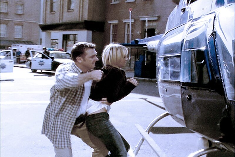 Billie (Kaley Cuoco, r.), Henry und Paige versuchen für Nick (Karl Makinen, l.), einen vorbestraften Ex-Marine, ein Darlehen zu bekommen. Als der Bankmanager das verweigert, rastet Nick aus und nimmt alle Kunden und Angestellten als Geiseln … – Bild: Paramount Pictures
