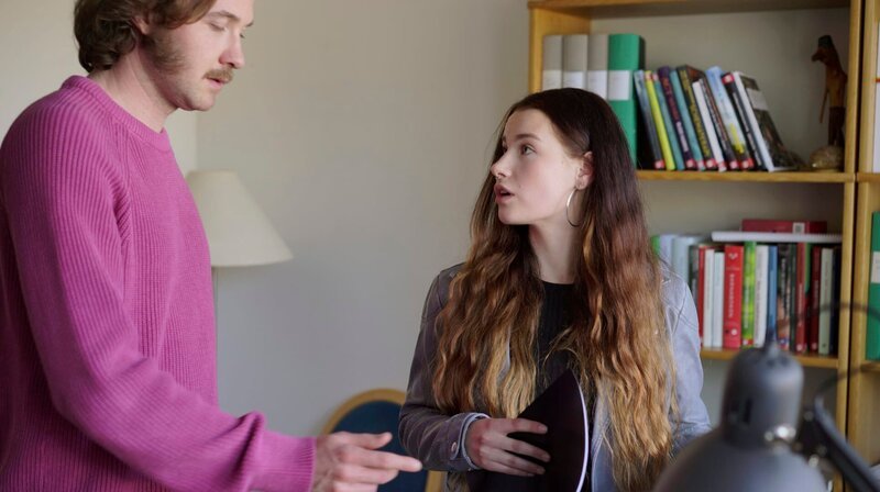 Gösta (Vilhelm Blomgren) hat viel Verständnis für seine jungen Patientin Bianca (Nathalia Lindberg) – Bild: ARD Degeto/​HBO Nordic AB/​Memfis Film int.