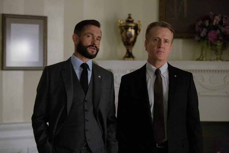 John Zabel (Hugh Dancy, l.); David Wellington (Linus Roache, r.) – Bild: Sifeddine Elamine