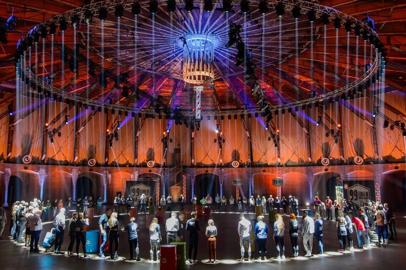 100 Kandidat:innen kämpfen in 99 Spielen um 99.000 Euro. – Bild: SAT.1 /​ Julia Feldhagen Eigenproduktionsbild frei