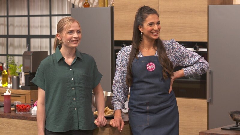 Rowena (l.) und Sally im Finale. – Bild: RTL /​ Das beste Dessert Deutschlands