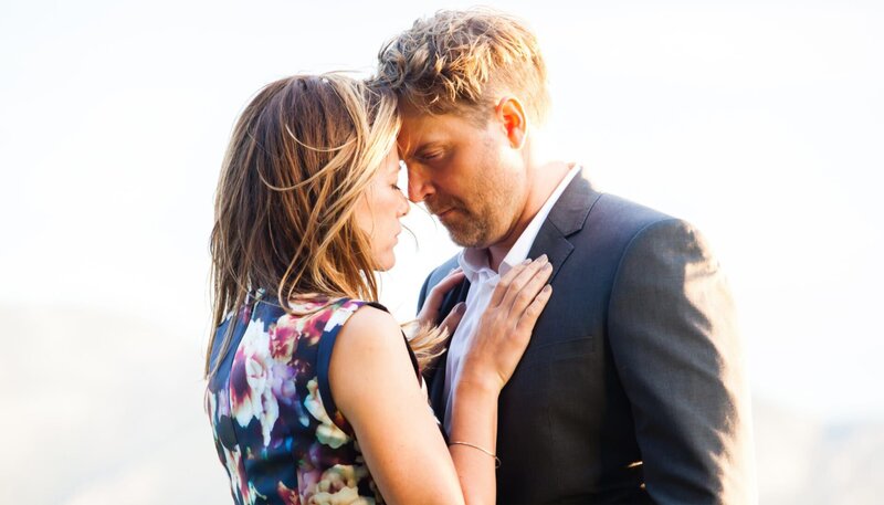 Zwischen Rosa (Alexandra Neldel) und Mark (Janek Rieke) kommt es zu einem Kuss. – Bild: ARD Degeto/​ARD Degeto/​Iltze Kitshoff