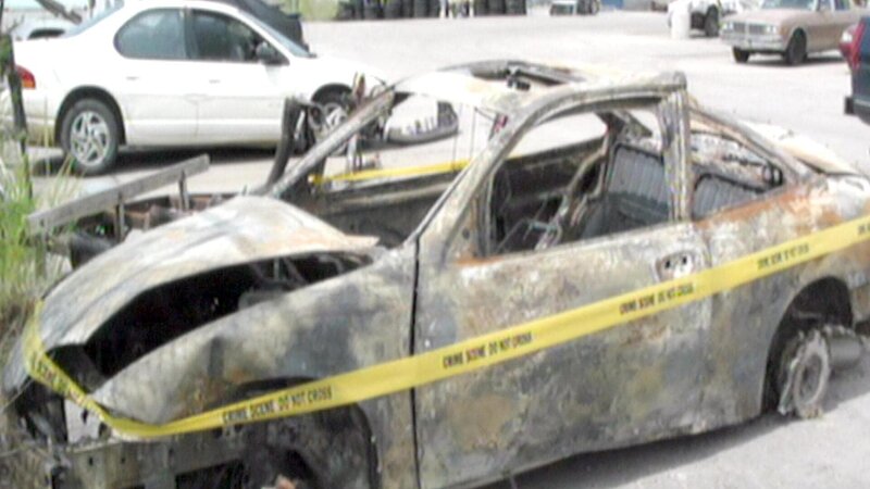 Ein brennendes Auto wird am Straßenrand gefunden. Am Steuer: die völlig verkohlte Leiche des Fahrers. Doch nichts scheint so zu sein wie angenommen … Bild: Abgebranntes Auto (Tatort) – Bild: RTL II