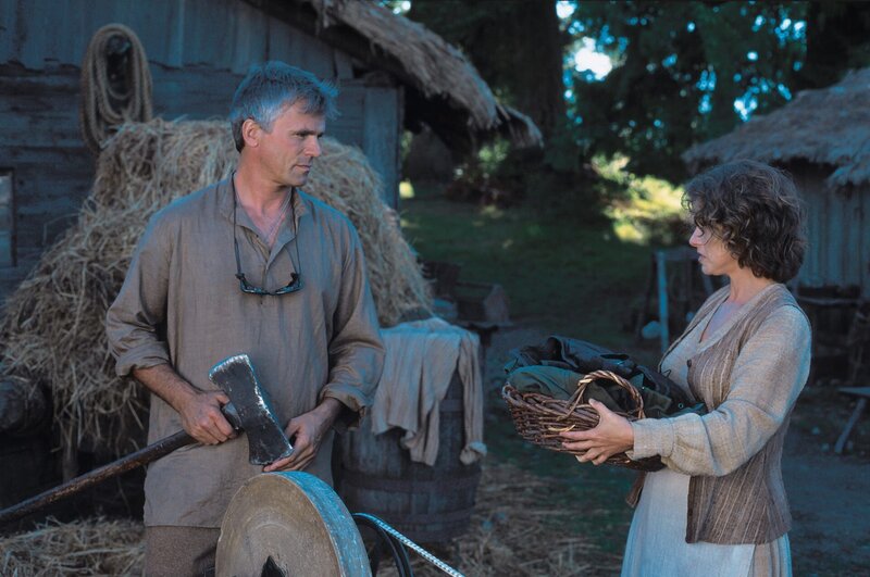 Auf dem Planeten Edora trifft O’Neill (Richard Dean Anderson, l.) auf die charmante Laira (Michele Greene, r.) und muss auch gleich sein eigenen Leben für das ihre in Gefahr bringen … – Bild: AXN Sci-fi