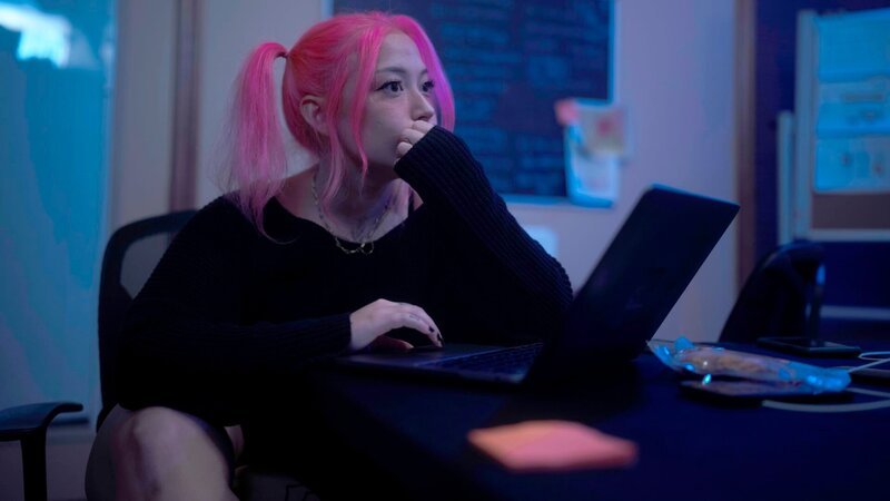 Shelby at work in SOSA office. – Bild: Discovery + US /​ Discover Images: RRYF204_WVL_F02