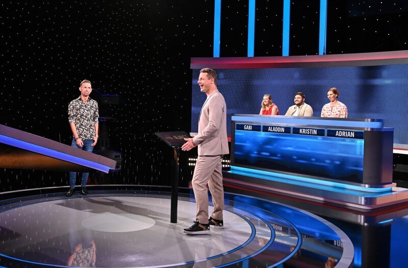 Moderator Alexander Bommes (M.) mit den Kandidat:innen Adrian Stahlhofen (l.), Gabi Petersohn (3.v.r.), Aladdin Üreci (2.v.r.) und Kristi Rothe (r.). – Bild: ARD/​Uwe Ernst