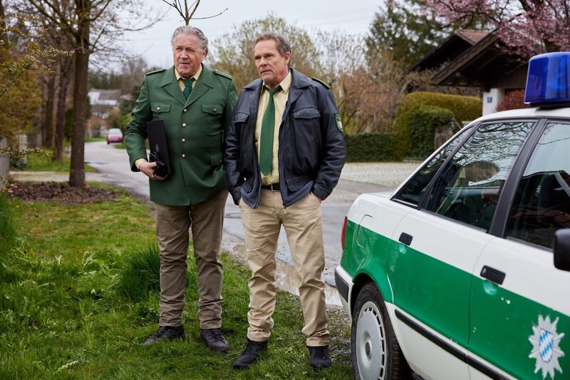 Hubert (Christian Tramitz, r.) und Girwidz (Michael Brandner, l.) sind auf dem Weg zu Barbara Schiller. – Bild: Leonine /​ Bojan Ritan