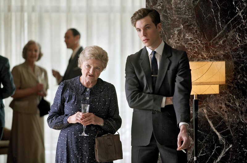 Miss Marple (Julia McKenzie, li.) und Mike Rogers (Tom Hughes, re.). – Bild: WDR/​ITV plc/​Granada International/​Joe Alblas