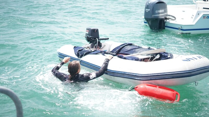 Diver in water swimming up to dinghy – Bild: Discovery Communications, LLC