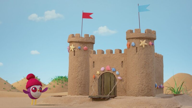 Becca ist stolz auf die prunkvolle Banden-Sandburg. – Bild: NDR/​JAM Media