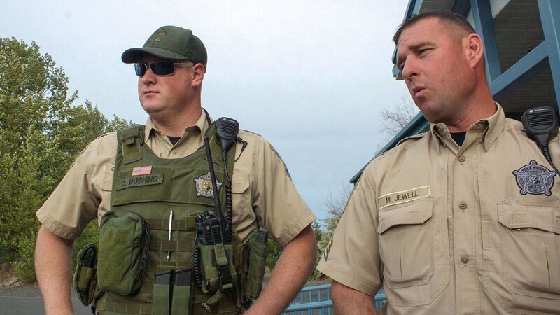 Officers Busching and Jewell. – Bild: Animal Planet /​ Discovery Communications