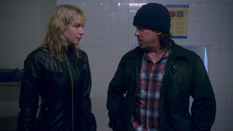 Beth Riesgraf as Parker and Christian Kane as Eliot Spencer. – Bild: Nitro.