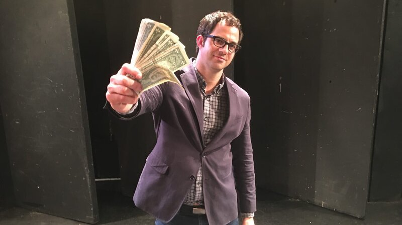 Jay Van Bavel, außerordentlicher Professor am Fachbereich Psychologie der New York University, posiert mit einer Handvoll Bargeld, bevor er darüber spricht, wie seine Forschung zur Entmenschlichung beeinflusst werden kann, wenn Geld im Spiel ist. – Bild: Science Channel