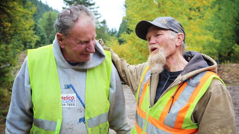 L-R: Zwei Aufnahmen von Lyn Kaper und Jerry Lee, die sich unterhalten und lachen – Bild: Discovery Channel