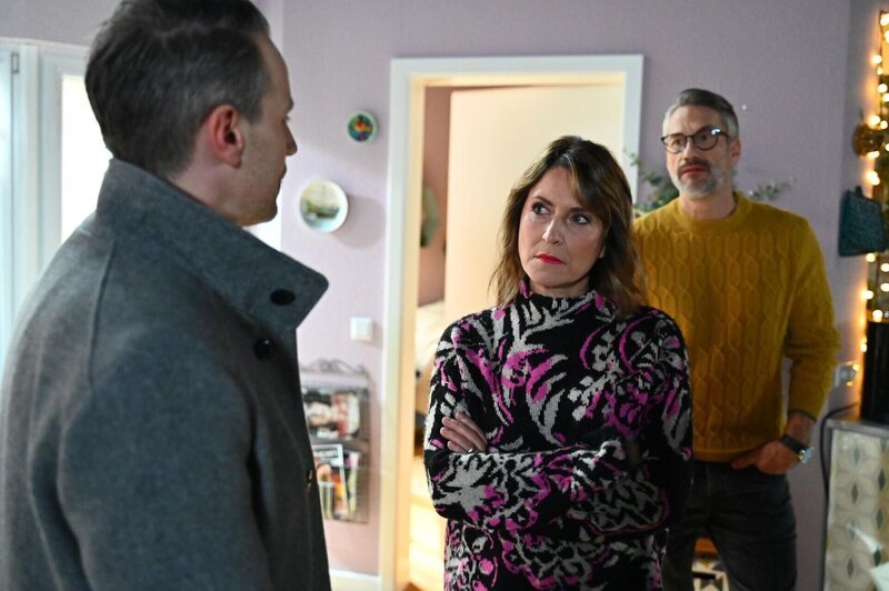 Daniela (Berrit Arnold) spricht Kilian (Marc Dumitru, l.) misstrauisch ihr Vertrauen ab. Rechts Henning (Stefan Bockelmann). – Bild: RTL /​ Julia Feldhagen