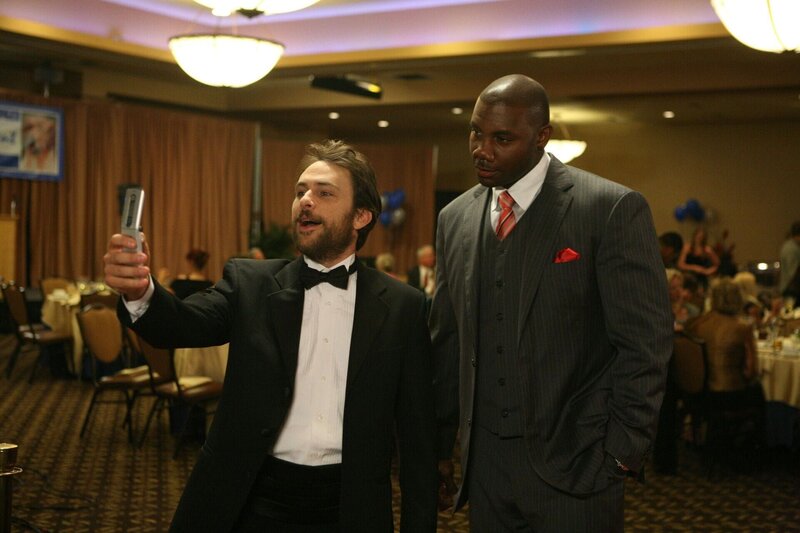 Charlie Kelly (Charlie Day, l.); Ryan Howard (Ryan Howard, r.) – Bild: ProSieben Fun