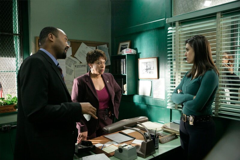 L-R: Detective Ed Green (Jesse L. Martin), Lt. Anita Van Buren (S. Epatha Merkerson), Detective Nina Cassady (Milena Govich) – Bild: Virginia Sherwood
