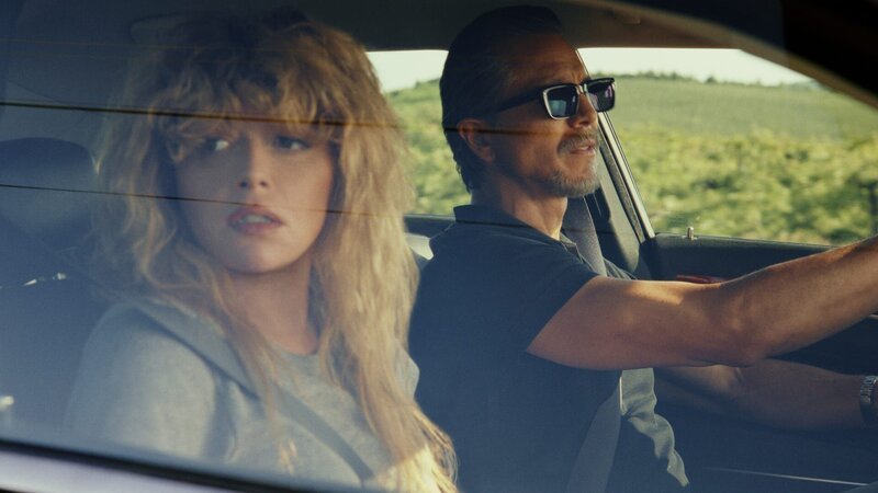 (l-r) Natasha Lyonne als Charlie Cale, Benjamin Bratt als Cliff Legrand. – Bild: Peacock TV LLC
