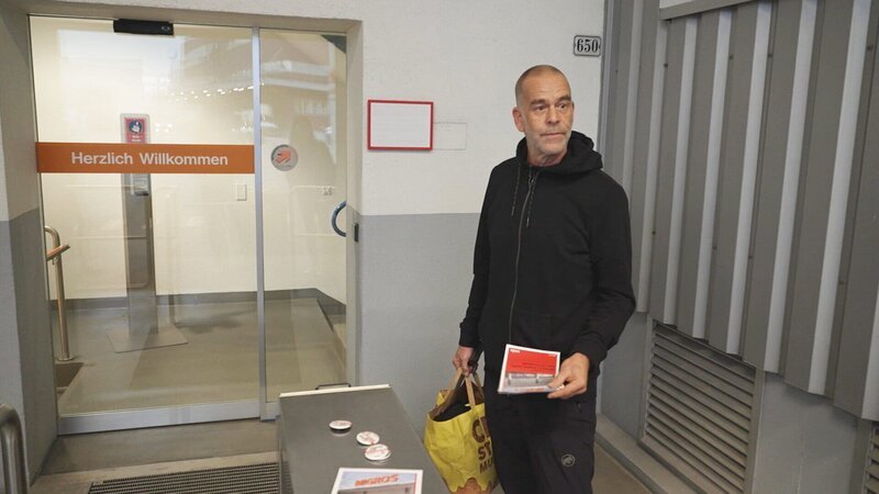 Grosser Stellenabbau: Auch die Lagermitarbeiter für SportX in Volketswil sind betroffen. – Bild: SRF