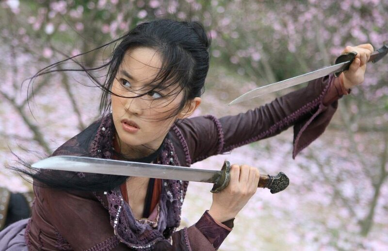Um das Böse zu besiegen, kämpft Sperrling (Yifei Liu) unermüdlich und bis zum bitteren Ende. Aber ist es wirklich das Ende? – Bild: port.hu Um das Böse zu besiegen, kämpft Sperrling (Yifei Liu) unermüdlich und bis zum bitteren Ende. Aber ist es wirklich das Ende? – Bild: port.hu
