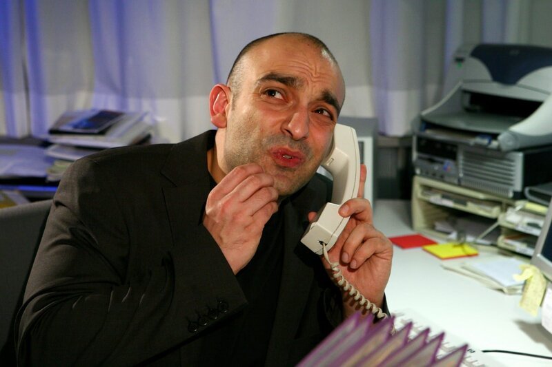 Wenn eine Ausländerbehörde von Django Asül geleitet wird, ist das Chaos nicht weit. – Bild: BR/​Bernhard Wiemann