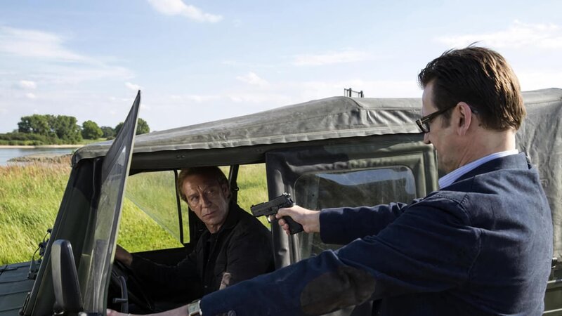 ARD MORDEN IM NORDEN FOLGE 50 (WH.), „Ausgeblutet“. Kriminaldirektor Lars Englen (Ingo Naujoks, r.) stellt Alexander Voss (Oliver Stritzel, l.). – Bild: ARD/​Georges Pauly