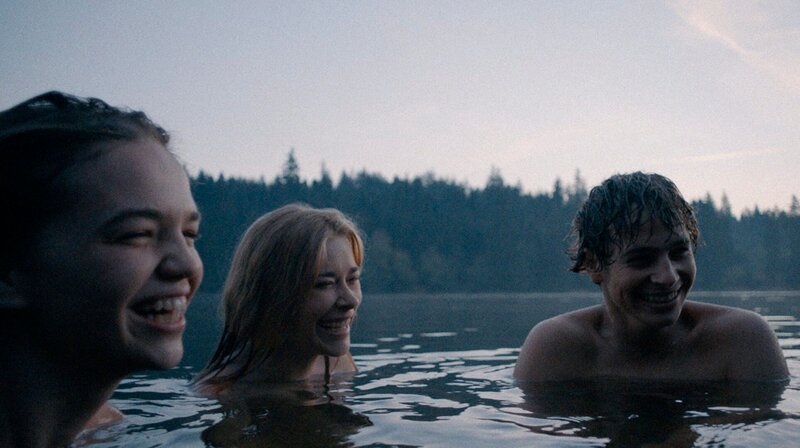 Aus der Aussteiger-Truppe werden langsam Freunde: v.li. Steffi (Mathilda Merkel), Judith (Milena Tscharntke) und Glocke (Matti Schmidt-Schaller) geniessen das Bad im Bergsee. Weiteres Bildmaterial finden Sie unter www.br-foto.de. – Bild: SWR/​ostlicht/​Ralf Noack