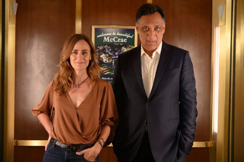 (l-r) Hannah Cosair (Diane Farr), Elijah Strait (Jimmy Smits) – Bild: OPTN