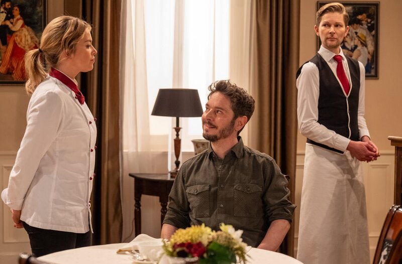 Als Greta (Laura Osswald, r.) Luis’ (Michael Baral, M.) Auftauchen im Restaurant als aufdringlich empfindet, macht sie Luis eine Ansage. – Bild: ARD/​WDR/​Saskia Pavek