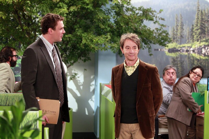 Als Marshall (Jason Segel, l.) sieht, wie schwach sein neuer Boss Garrison Cootes (Martin Short, r.) an die Einigung mit einem großen Unternehmen herangeht, nimmt er sich der Angelegenheit selbst an. Doch ist das ein wirklich guter Plan? – Bild: 20th Century Fox International Television