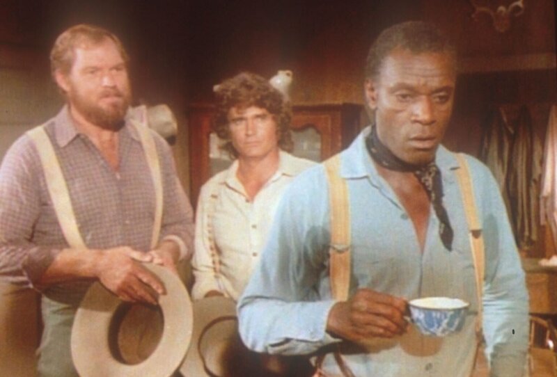 Jonathan (Merlin Olsen, l.) und Charles (Michael Landon, M.) überbringen Joe (Moses Gunn, r.) eine frohe Nachricht. – Bild: Worldvision Lizenzbild frei