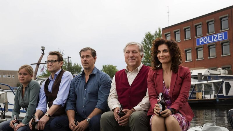 ARD MORDEN IM NORDEN Folge 52, „Ein dunkles Geheimnis“ (Wh.). Sandra (Marie-Luise Schramm), Lars (Ingo Naujoks), Finn (Sven Martinek), Schroeter (Veit Stübner) und Zobel (Proschat Madani) genießen ein gemeinsames Feierabendbier. – Bild: ARD/​Georges Pauly