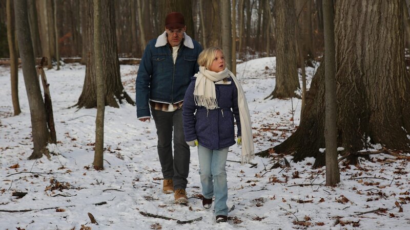 Young Melissa und ihr Vater gehen im Wald spazieren. – Bild: TLC