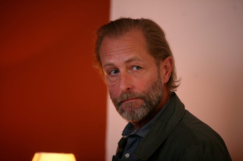 Wohlfahrt versucht Spuren zu finden, die zum Aufenthaltsort von Maja führen. (Spurensicherer Franz Wohlfahrt (Helmut Bohatsch)). „SOKO Wien – Ausgeklinkt“: Wohlfahrt in der Wohnung der Fichtners. Fotograf: Stefan Haring – Bild: Die Verwendung ist nur bei redak /​ Bavaria Media GmbH /​ © Bavaria Media