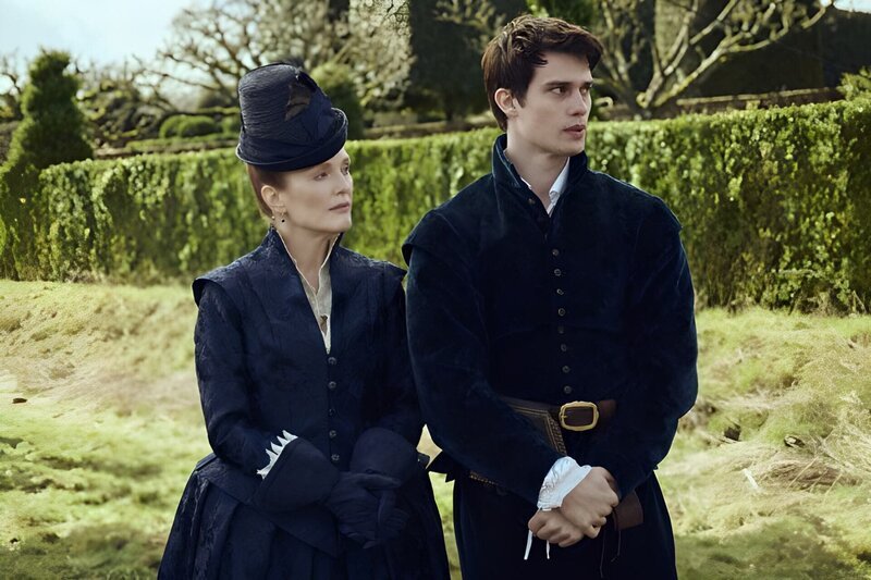 l-r: Julianne Moore als Mary Villiers, Countess of Buckingham, Nicholas Galitzine als George Villiers, 1st Duke of Buckingham – Bild: Sky