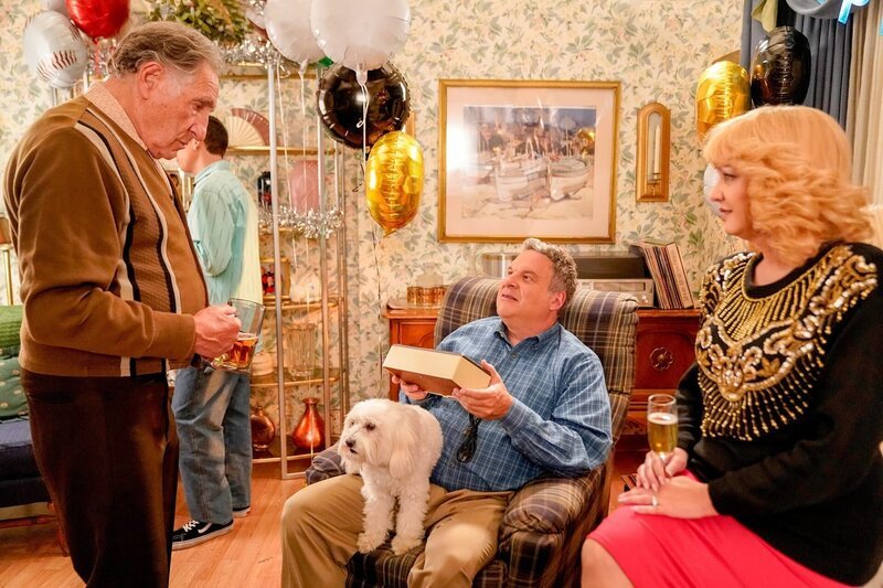 L-R: Ben ‚Pop-Pop‘ Goldberg (Judd Hirsch), Murray Goldberg (Jeff Garlin) and Beverly Goldberg (Wendi McLendon-Covey) – Bild: ORF/​Sony Pictures/​ABC/​Lisa Rose