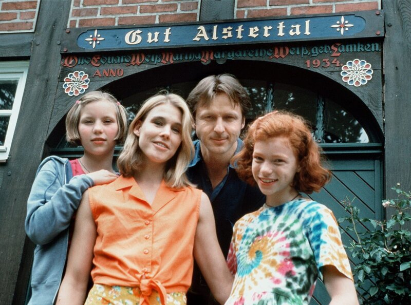 v.l.: Lisa (Katharina Wäschenbach), Susi (Kerstin Fräger), Uwe (Lennardt Krüger), Hexe (Marleen Lohse) – Bild: rbb