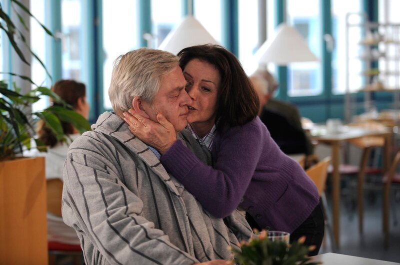 Rosi spricht Joseph Mut zu. Von links: Joseph (Wilhelm Manske) und Rosi Brunner (Brigitte Walbrun). – Bild: BR/​Marco Orlando Pichler