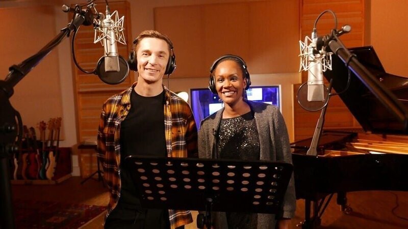 „PUR+“-Moderator Eric Mayer kann nicht singen, aber er tut es trotzdem. Denn er produziert für „PUR+“ einen eigenen Song und bekommt dafür professionelle Unterstützung. Sängerin Sherita gibt ihm wichtige Tipps und hilft beim Singen. Schafft es Eric, einen coolen Song zu produzieren? – Bild: ZDF/​Ilka Wensing